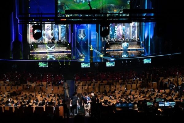 It turns out that the entire MSI 2019 tournament used genuine Dell Alienware monitors and gaming computers. 1